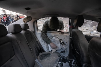 Uno de los autos destruidos