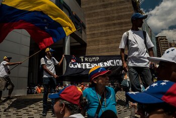 Un grupo de personas apoya