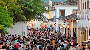 Entre comparsas y libros: Paraty, el festival literario más convocante de Brasil