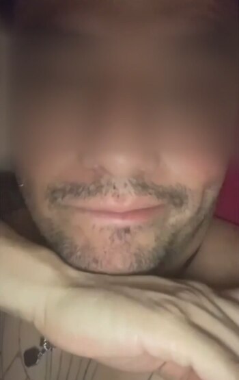 Alfonso "N" habría utilizado perfiles en Bumble y Tinder para conocer mujeres, presentarse como un hombre de ascendencia italiana y dedicado al arte, y solicitarles dinero una vez establecida una relación sentimental, de acuerdo con los relatos de las afectadas. (Crédito: redes sociales)