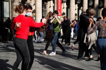 Aficionados bailan tango (REUTERS/Benoit Tessier)