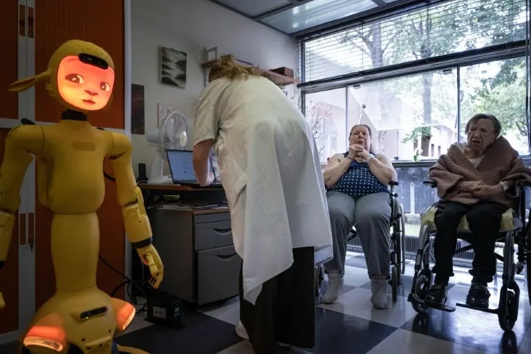 En el Hospital Broca, tres dispositivos robóticos participan en sesiones terapéuticas con personas con enfermedades neurodegenerativas (AFP)