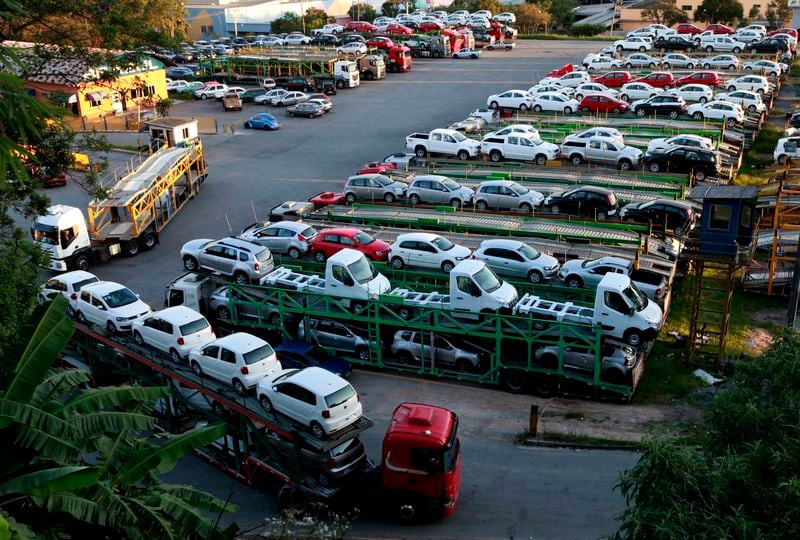 El 45% de los autos nuevos que se venden actualmente en Argentina vienen sin arancel de importación desde Brasil. REUTERS/Paulo Whitaker