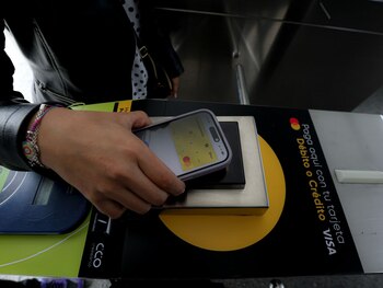 Un pasajero utiliza su billetera