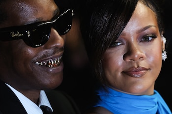 Tras la muerte de su padre, Rocky recibió el apoyo directo de Rihanna, quien apareció en su hotel en París en un momento de profunda vulnerabilidad (REUTERS/Manon Cruz)