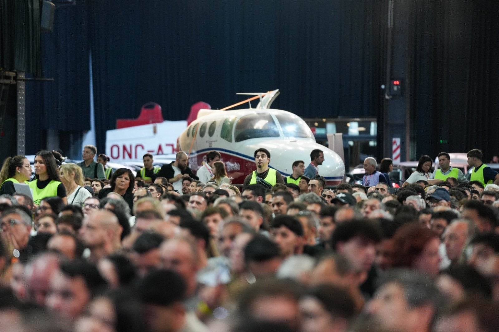 La subasta de bienes en Rosario reunió a más de 5.000 personas y 150 lotes provenientes de organizaciones criminales