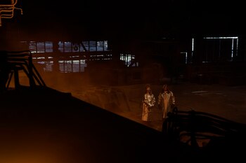 Trabajadores de pie en un