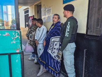 Agentes del INPE escoltan a