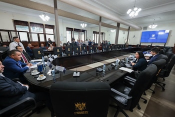 Gráfico de barras y tabla con el presupuesto solicitado de 2027 por grupo de gasto en millones de quetzales, sumando un total de 595,02