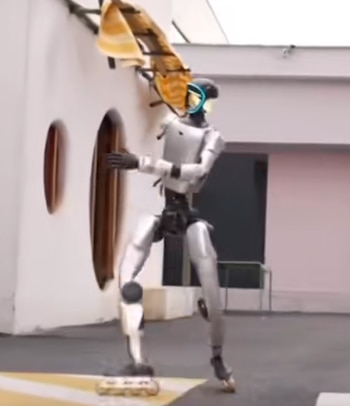 Un robot humanoide plateado y negro con un visor azul sostiene una tabla de surf de rayas amarillas y blancas frente a un edificio blanco con ventanas ovaladas