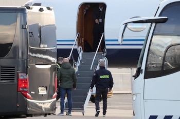 Agentes de la ley caminan