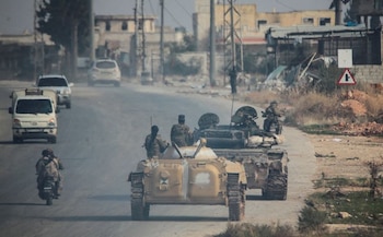 Rebeldes liderados por el grupo militante islamista Hayat Tahrir al-Sham conducen a lo largo de una calle en al-Rashideen, provincia de Alepo. REUTERS/Mahmoud Hasano/Fotografía de archivo