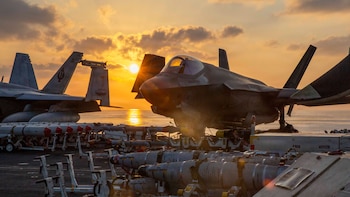 Un avión de combate de