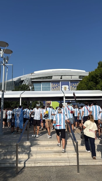 Los hinchas argentinos hacen su ingreso al estadio (Infobae)