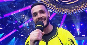 Frente a millones, Mario cantó