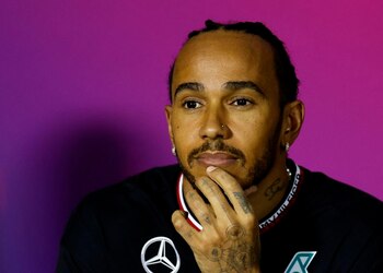 Lewis Hamilton en una rueda