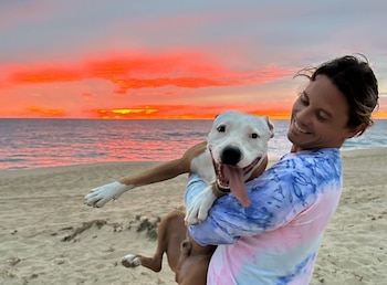 Con el mar de Santa Teresa como testigo y una lluvia de pétalos sobre el agua, el surfista costarricense Diego Jiménez se adentró en el océano para el último adiós a su perro Thai (Cortesía: Diego Jiménez).