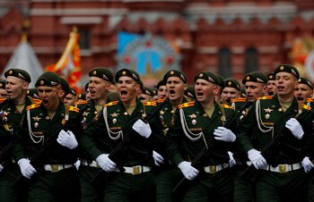 Militares rusos marchan en columnas