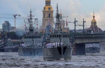 Diversos buques desfilaron por la