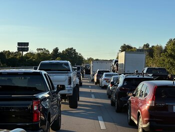 Los conductores se estacionan en los carriles de la autopista I-75 después de informes de que varias personas recibieron disparos mientras conducían por la autopista interestatal, cerca de London, Kentucky, EE. UU., en esta imagen obtenida de las redes sociales, el 7 de septiembre de 2024. Rich Brimer/vía REUTERS