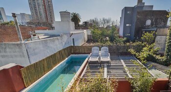 Con solárium y piscina, algo