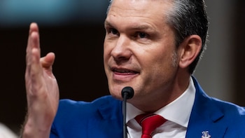 El Pentágono dice que Hegseth sólo estaba actualizando a sus compañeros en un chat de Signal