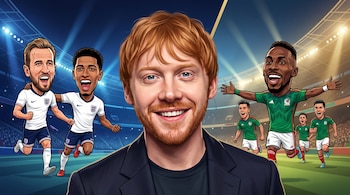 Retrato de Rupert Grint en primer plano; detrás, caricaturas de futbolistas de Inglaterra a la izquierda y futbolistas de México a la derecha en un estadio iluminado.