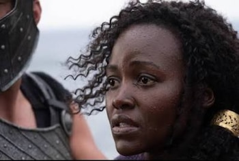 Lupita Nyong’o da vida a Helena de Troya y Clitemnestra. (Captura de video)