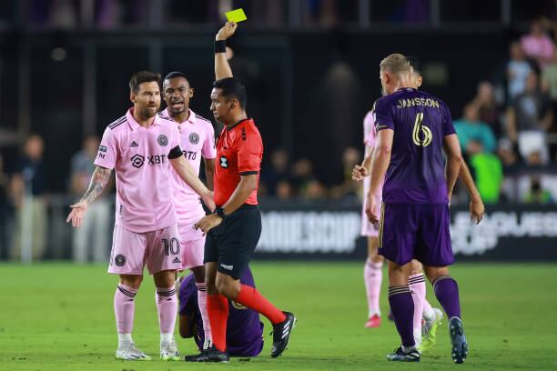 Lionel Messi recibe la amarilla en un partido amistoso del Inter Miami contra Wilder Cartagena. (Hector Vivas/Getty Images)