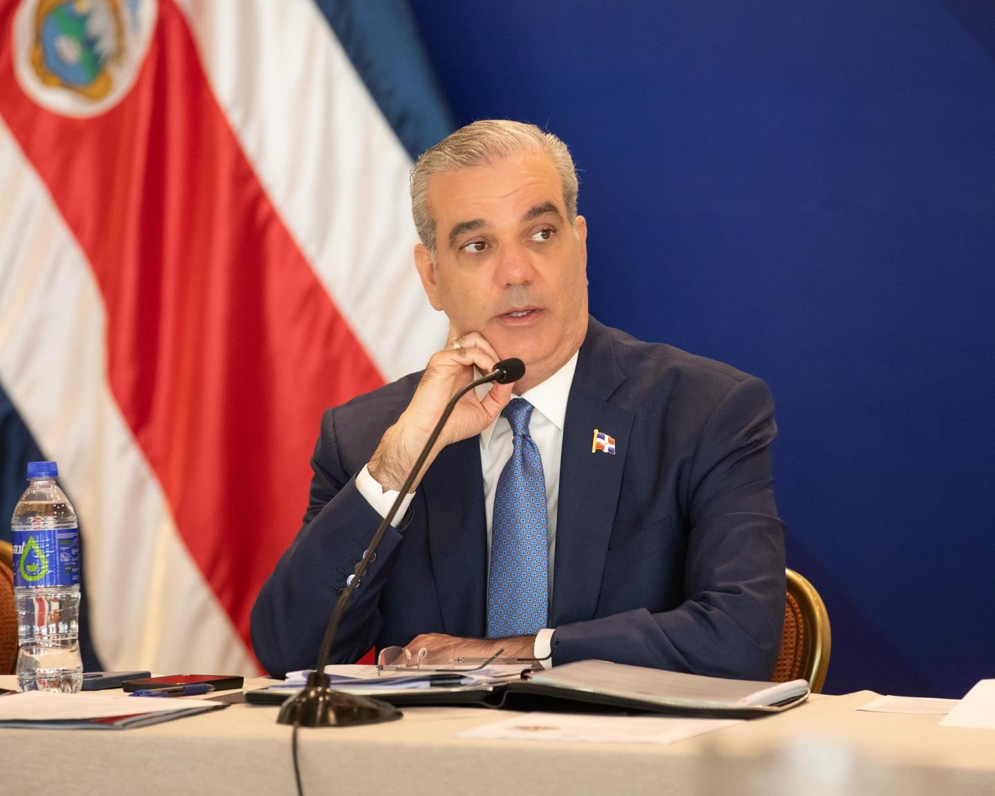 El Decreto 330-26 amplió la vigencia de las licencias de conducir para mayores de 65 años en República Dominicana. (Cortesía: Luis Abinader)