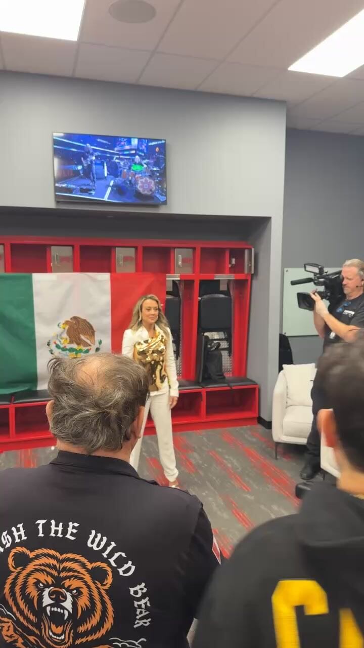 Fey cantó el himno para el Canelo y compartió el video en sus plataformas digitales. (@fey, Instagram)