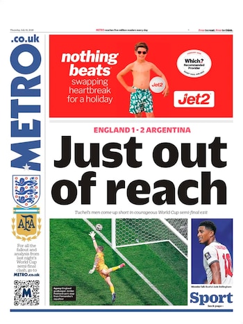 Portada del periódico Metro con titular de fútbol, un portero salta para atajar un balón, un futbolista mira pensativo, logotipos de Inglaterra y Argentina