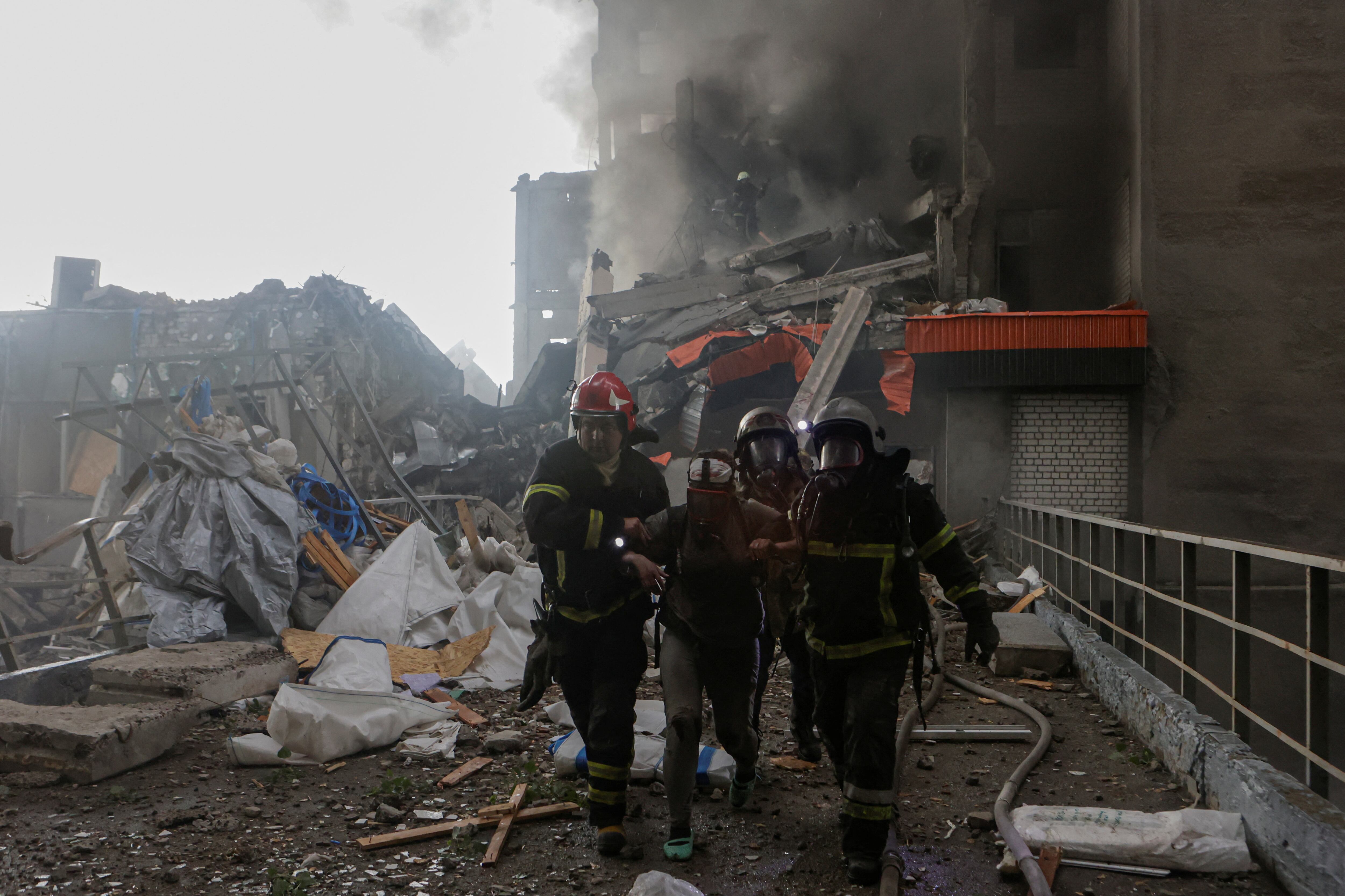 “Kharkiv está experimentando actualmente el ataque más poderoso desde el comienzo de la guerra a gran escala”, publicó Terekhov en Telegram a las 4:40 de la mañana, hora local. Añadió que los drones aún sobrevolaban la ciudad al momento de su mensaje (REUTERS/Sofiia Gatilova)