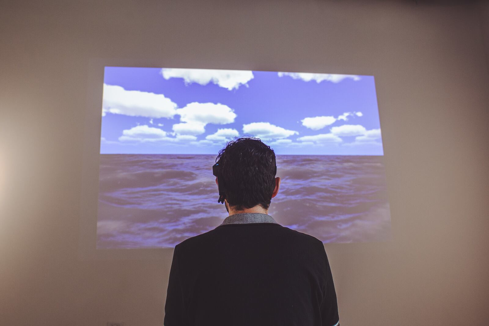 Un mar que se embravece con las ondas cerebrales del observador en la obra “You are the ocean”, de Özge Samanci