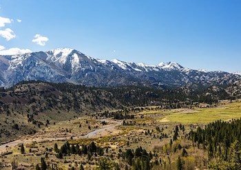 El fenómeno de 'sequía de nieve cálida' y las condiciones anormalmente secas en un cuarto del estado ilustran la creciente presión sobre el sistema hídrico de California (California Trail Interpretive Center)