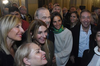 Juana Viale acompañando a Gino