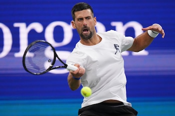 Ante la ausencia de Jannik Sinner, Novak Djokovic tiene una nueva oportunidad de conseguir su título 25 en torneos Major. (AP Foto/Frank Franklin II)
