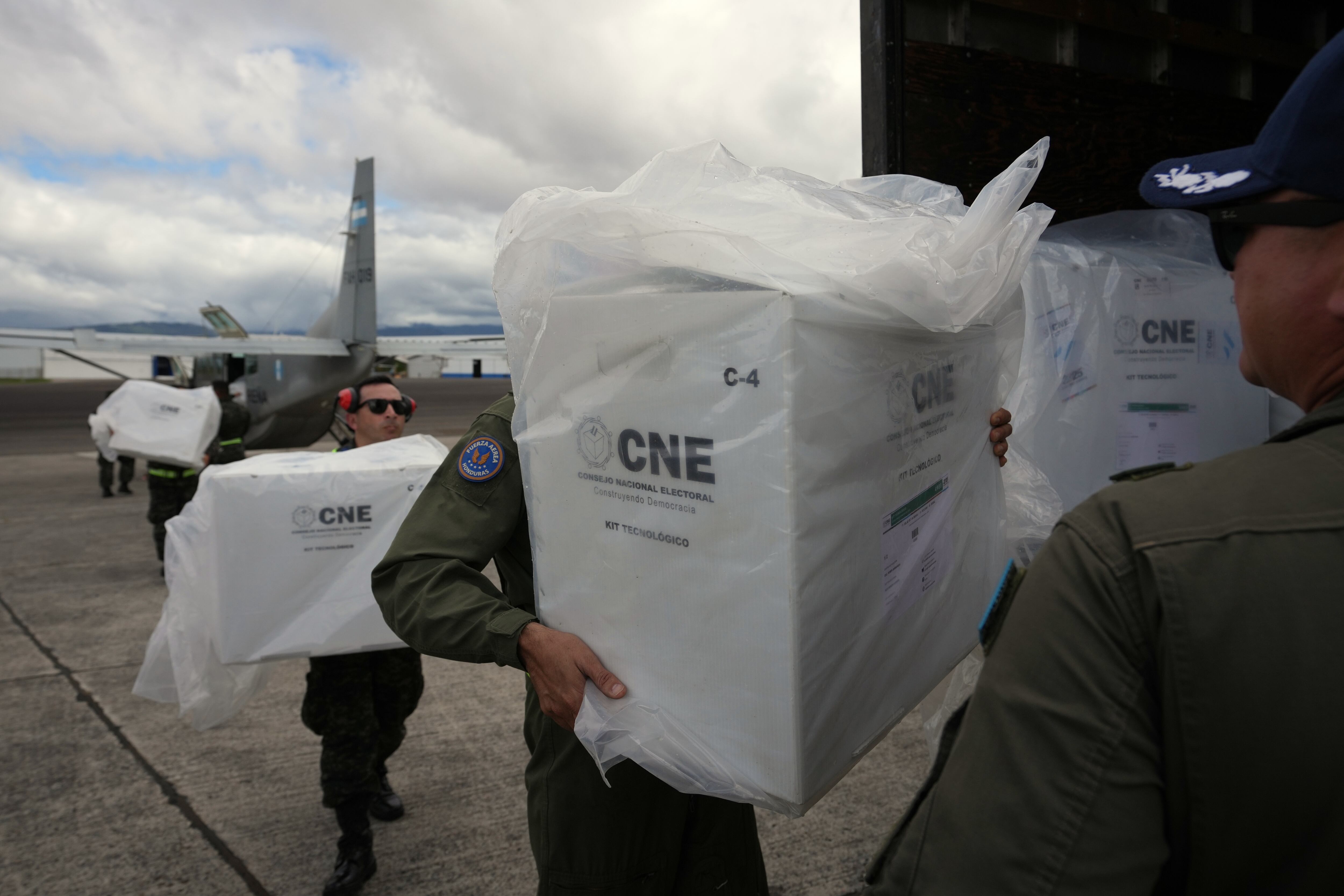 Imagen de archivo: Soldados transportan urnas desde centros de votación rurales en el aeropuerto de Tegucigalpa, Honduras, el lunes 1 de diciembre de 2025 (Foto AP/Moisés Castillo)