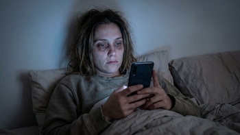 Por qué revisar el celular antes de dormir daña más el cerebro de lo que crees