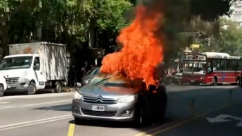 Un auto se prendió fuego,