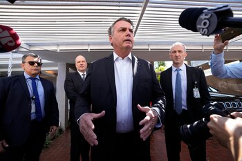 ARCHIVO - El expresidente brasileño Jair Bolsonaro habla con la prensa frente a su residencia después de un allanamiento policial, Brasilia, 3 de mayo de 2023 (AP Foto/Eraldo Peres, File)