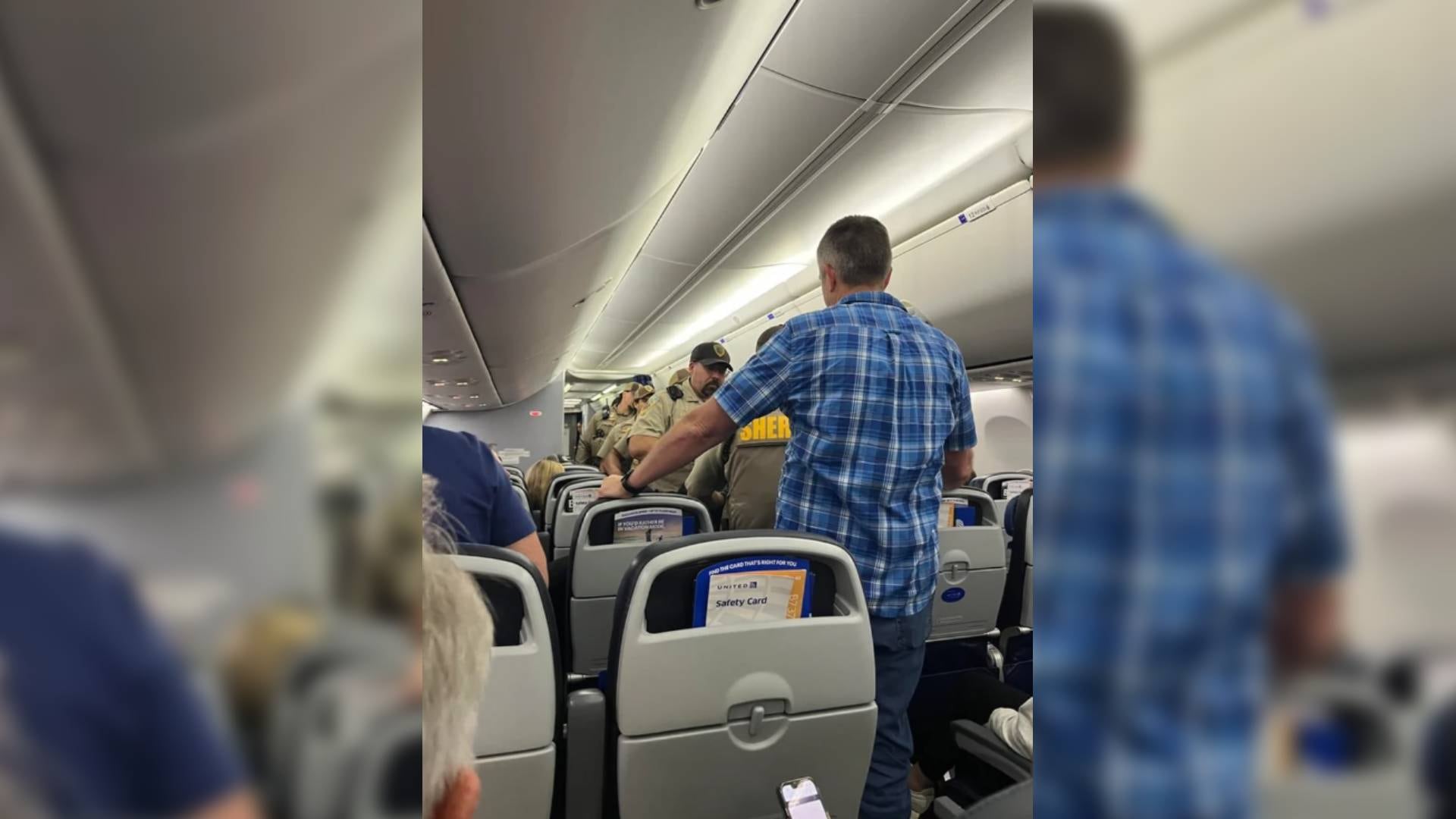 El pasajero intentó ingresar a la cabina de los pilotos en varias ocasiones, activando los protocolos de emergencia y la respuesta policial federal en vuelo comercial (X)