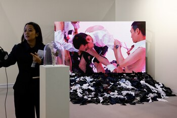 Una instalación titulada "Cut Suits"