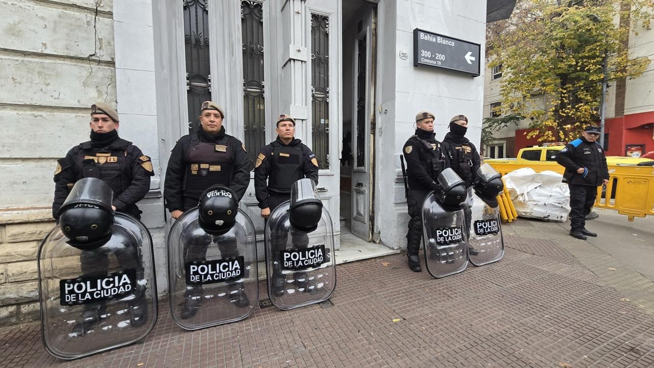 Efectivos de la Policía de la Ciudad, equipados con escudos, llevaron a cabo el desalojo de la propiedad de Bahía Blanca, esquina Bacacay (Gobierno de la Ciudad de Buenos Aires)
