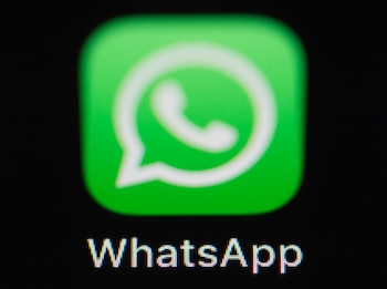 Una versión desactualizada de WhatsApp en el teléfono propio o en el del contacto dificulta la sincronización de claves. (Silas Stein/dpa)