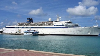 El Freewinds es un buque de 134 metros de largo que pertenece a la Iglesia de la Cienciología desde 1988 y es usado para retiros espirituales - crédito suministrada a Infobae