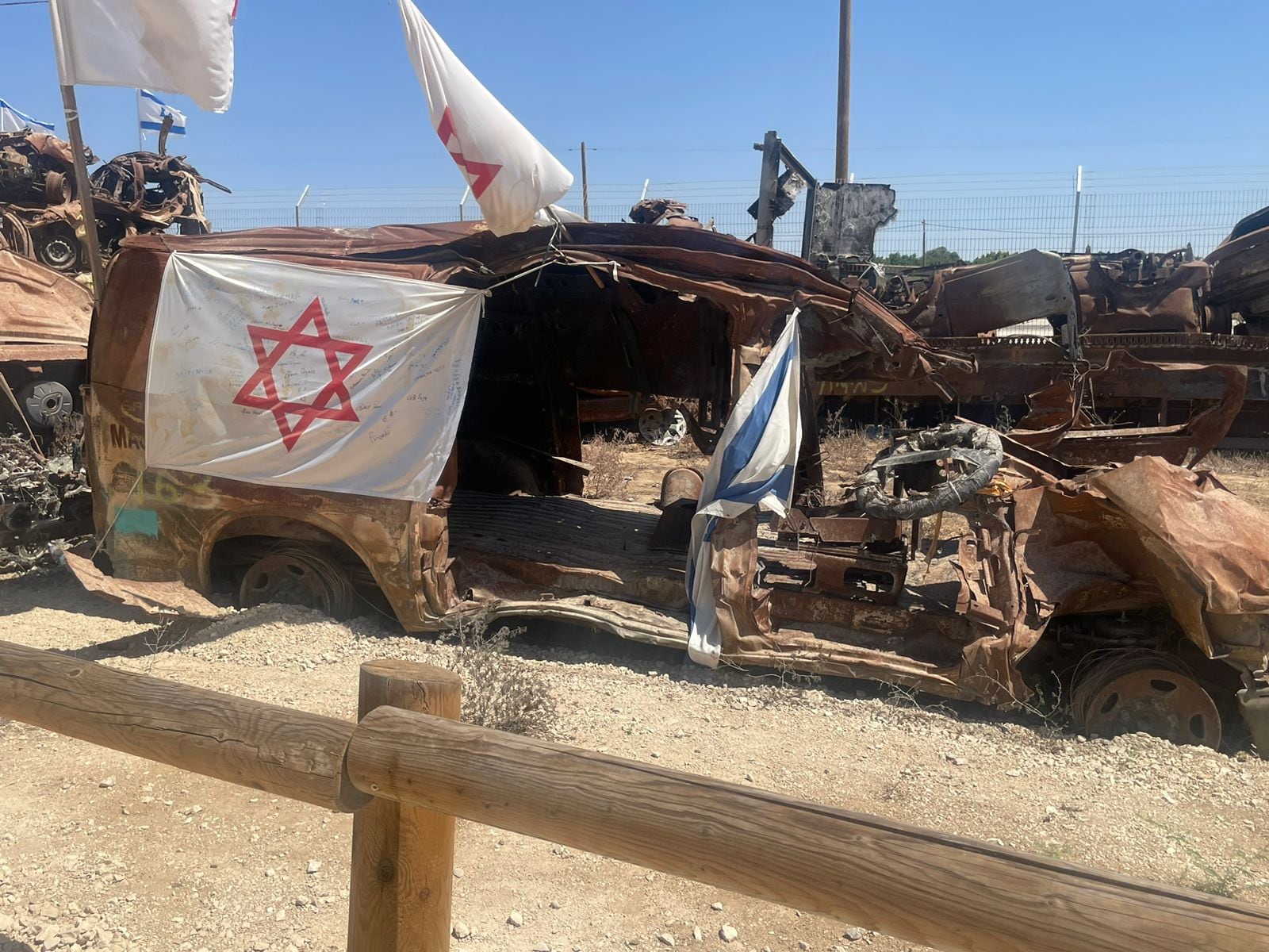 Las autoridades recuperaron 1650 vehículos incendiados por los terroristas el 7 de octubre