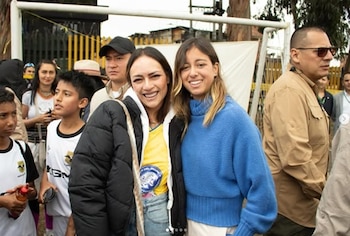 Lalis estuvo junto a Antonella, la hija del presidente Gustavo Petro, el domingo 7 de junio en la cancha de fútbol del colegio Claretiano, en la localidad de Bosa (suroccidente de Bogotá), como parte de un acto de campaña en apoyo a Iván Cepeda - crédito @smilelalis/IG