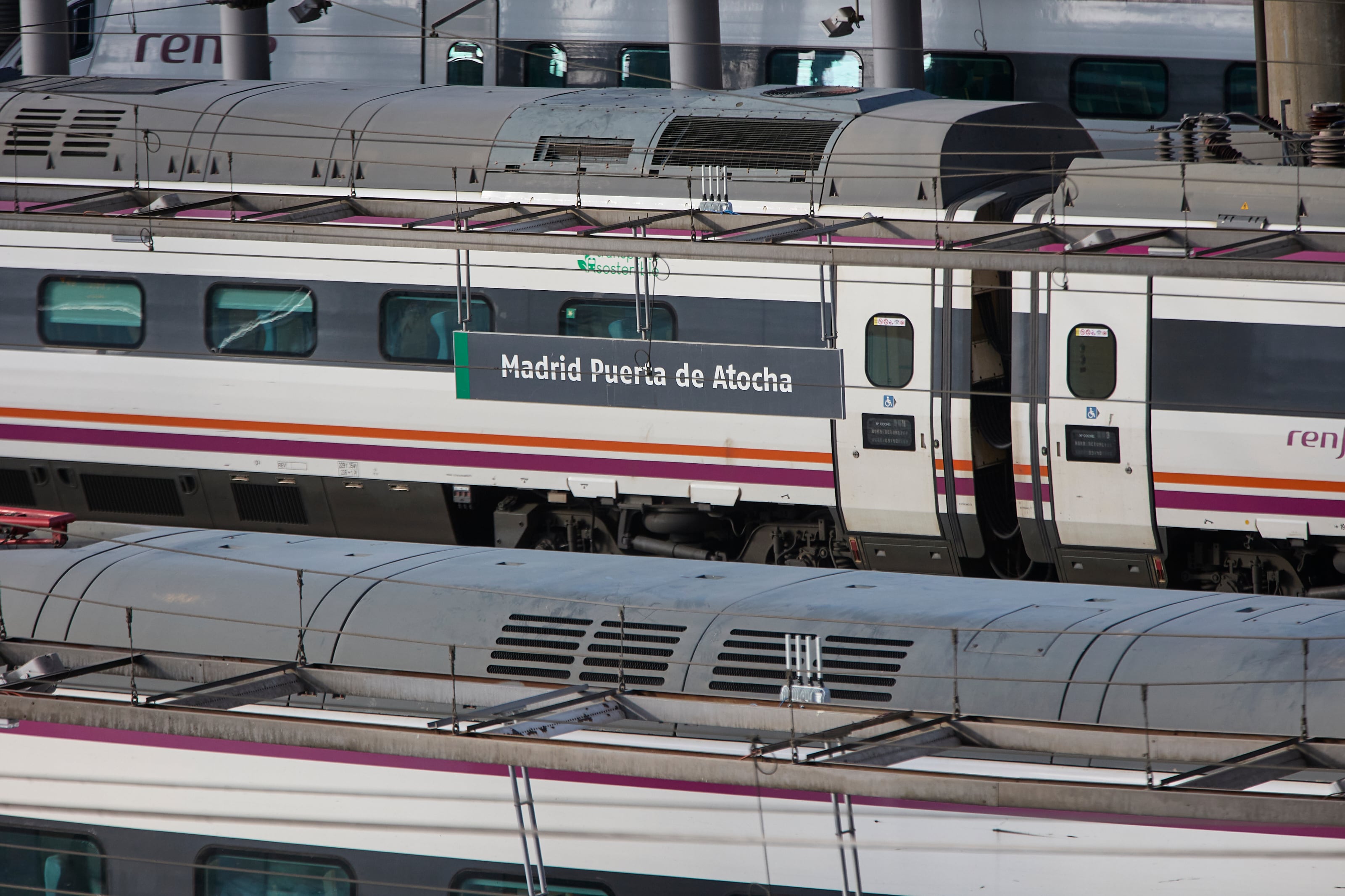 05/04/2023 Un tren de cercanías en la estación de Almudena Grandes-Atocha Cercanías, a 5 de abril de 2023, en Madrid (España). Renfe ofrece cerca de 2 millones de plazas de AVE, Avlo, Alvia, Euromed, Intercity y Media Distancia para Semana Santa, entre el 31 de marzo y el 10 de abril, para cubrir la alta demanda de este periodo vacacional. La compañía ha incrementado en 40.166 las plazas para estos días en los trenes comerciales en las rutas más demandadas, que son los que comunican Madrid con Andalucía, Cataluña y la Comunidad Valenciana. Asimismo, el operador ferroviario ofrece para estos días 836.685 plazas en total entre los servicios Avant y Media Distancia que enlazan todo el territorio.
SOCIEDAD
Jesús Hellín - Europa Press