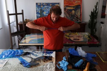 El artista brasileño Eduardo Srur